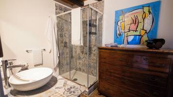 Doccia, vasca idromassaggio, asciugacapelli, bidet