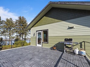 Terrace/patio - Eagles Overlook: 3BR Home w/ Panoramic Ocean Deck (Waldport)