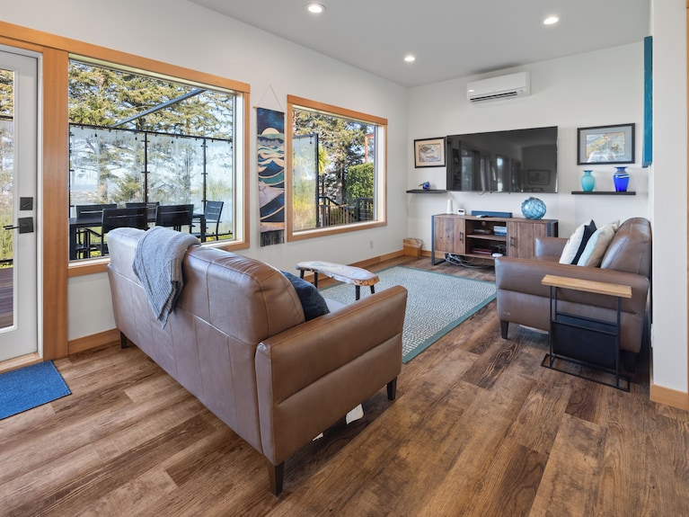 Eagles Overlook: 3br Home W/ Panoramic Ocean Deck - Waldport, OR