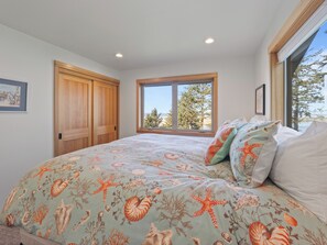 5 bedrooms, desk, iron/ironing board, travel cot - Eagles Overlook: 3BR Home w/ Panoramic Ocean Deck (Waldport)