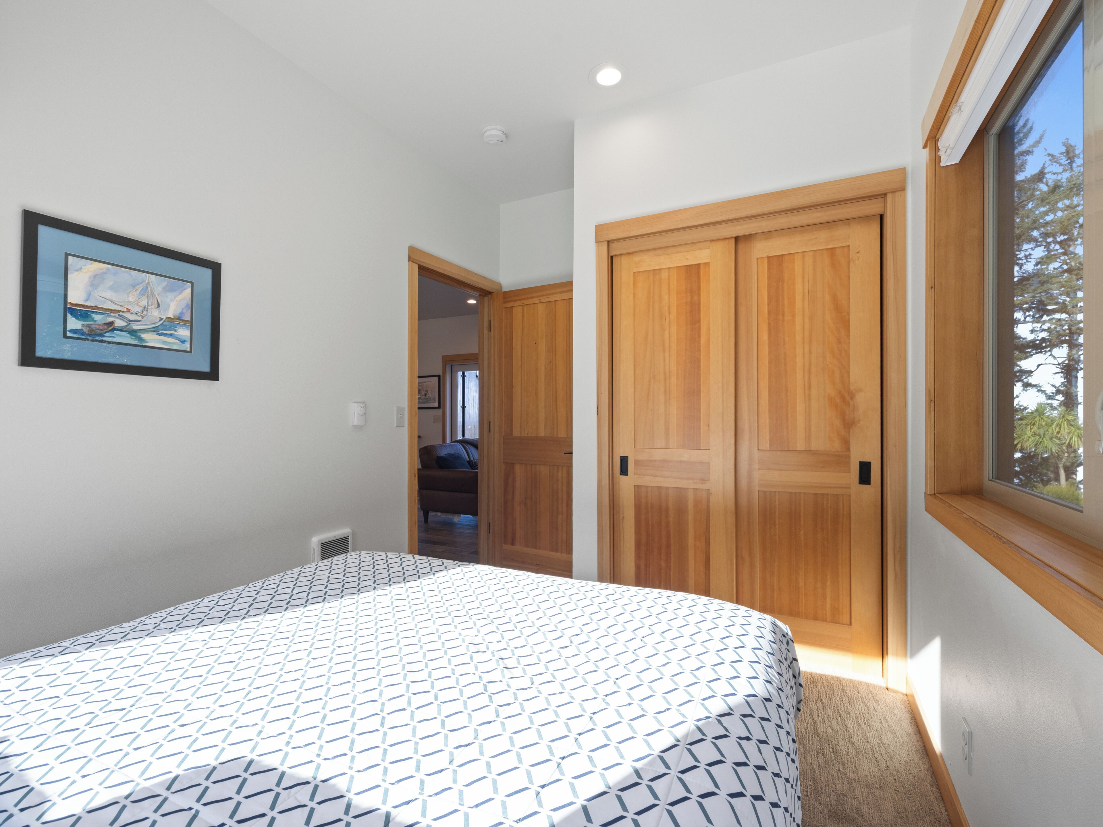 5 bedrooms, desk, iron/ironing board, travel crib