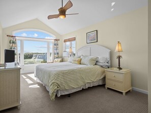 3 bedrooms, desk, travel cot, free WiFi - SunKissed Beach House | 2-Min Walk to Beach (Emerald Isle)