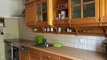 Een koelkast, een magnetron, een oven, een kookplaat