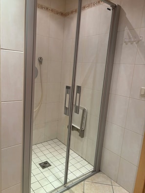 Dusche, Haartrockner, Handtücher, Seife