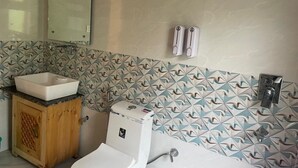 Deluxe-herbergi með tvíbreiðu rúmi - útsýni yfir hæð | Baðherbergi | Sturta, inniskór, handklæði, sápa