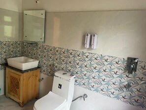 Deluxe-Doppelzimmer, Hügelblick | Badezimmer | Dusche, Handtücher, Seife, Shampoo