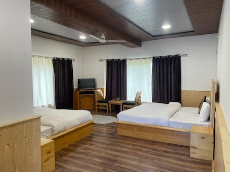 Desk, free WiFi. Hunder Residency