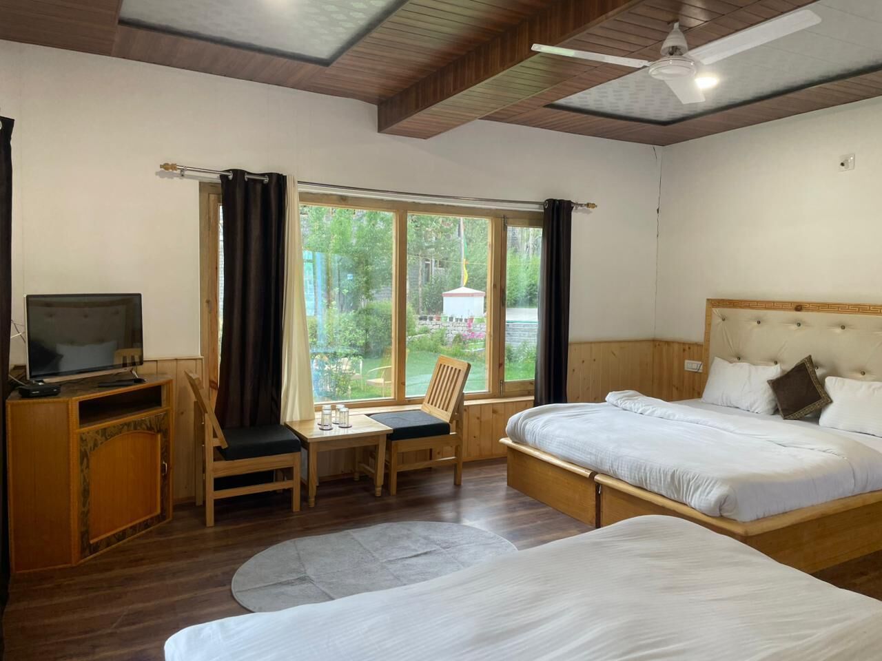 Deluxe Double Room, Hill View | Desk, free WiFi