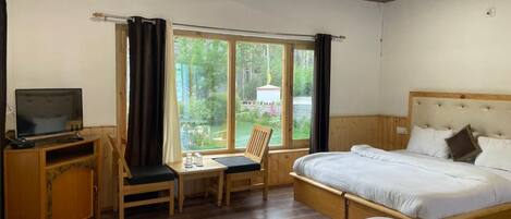 Deluxe-herbergi með tvíbreiðu rúmi - útsýni yfir hæð | Skrifborð, ókeypis þráðlaus nettenging