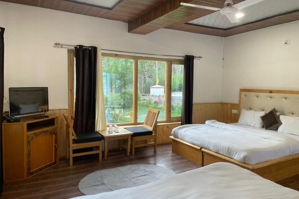 Deluxe Double Room, Hill View | Desk, free WiFi