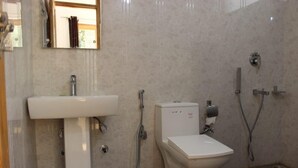 Deluxe-herbergi með tvíbreiðu rúmi - útsýni yfir hæð | Baðherbergi | Sturta, inniskór, handklæði, sápa