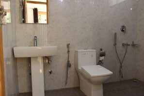 豪華雙人房, 山景 | 浴室 | 淋浴設備、毛巾、肥皂、洗髮精