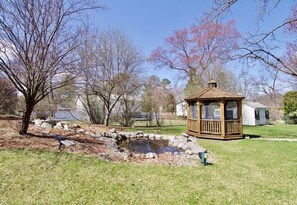 Property grounds - Cozy beautiful single-Family house (Longmeadow)