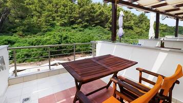 Family Room, Non Smoking, Mezzanine | Outdoor dining