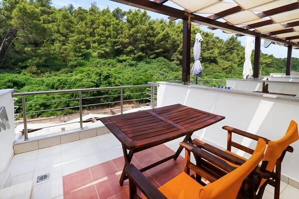 Perhehuone, tupakointi kielletty, puolikerroksessa | Ulkoruokailutilat