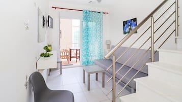 Family Room, Non Smoking, Mezzanine | Living area