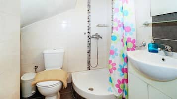 Family Room, Non Smoking, Mezzanine | Bathroom | Shower, free toiletries, towels, soap