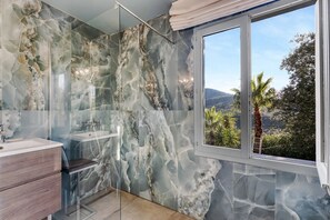 Shower, hair dryer, towels, soap - Villa Soleil d'Été Pool & View YourHostHelper (Sainte-Maxime)