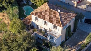 A two-story house with a swimming pool, surrounded by greenery. - Villa Soleil d'Été – Heated Pool Near Beaches and Sainte-Maxime Center (Sainte-Maxime)
