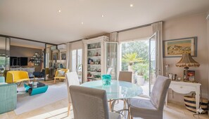 Dining - Villa Soleil d'Été Pool & View YourHostHelper (Sainte-Maxime)