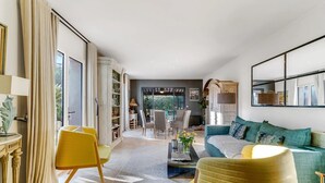 A spacious living room with a sofa, chairs, and a dining area. - Villa Soleil d'Été – Heated Pool Near Beaches and Sainte-Maxime Center (Sainte-Maxime)