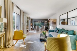 TV - Villa Soleil d'Été Pool & View YourHostHelper (Sainte-Maxime)