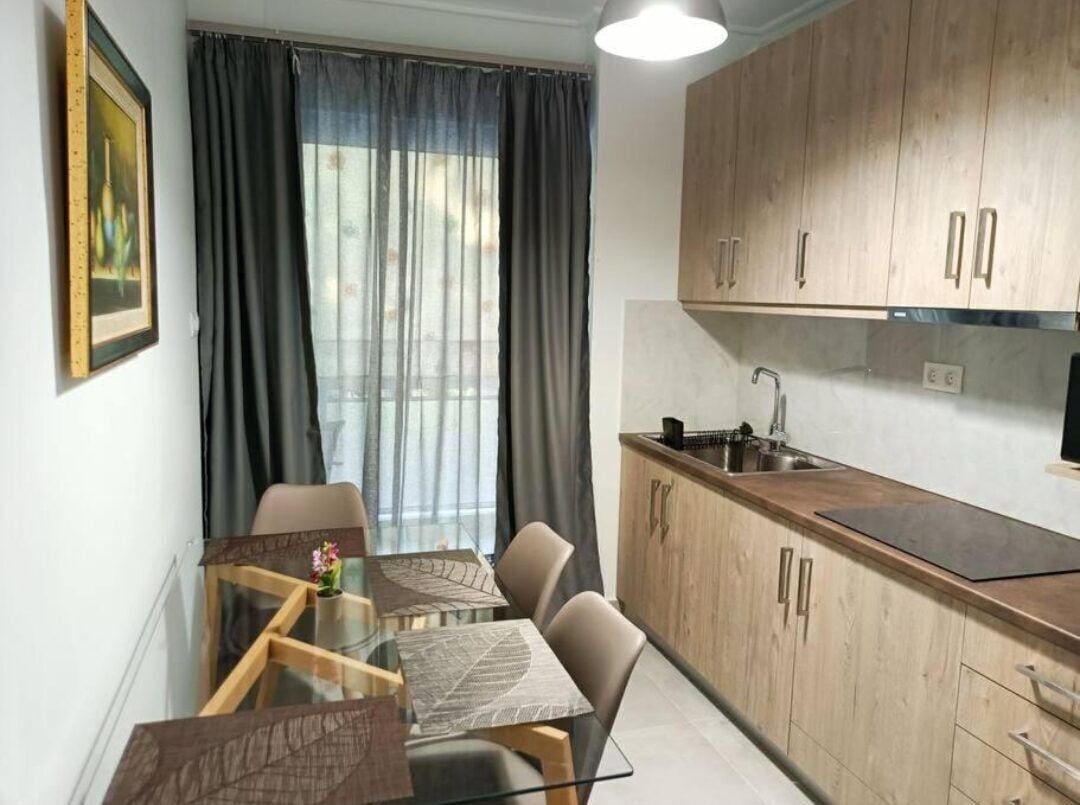 Comfort appartement | Privékeuken | Een espressoapparaat, een koffiezetapparaat/waterkoker, een waterkoker