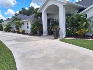 Property grounds - DELIGHTFUL  STUDIO RIGHT OFF HEATED POOL! (Punta Gorda)