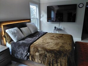 4 bedrooms, iron/ironing board, WiFi, bed sheets