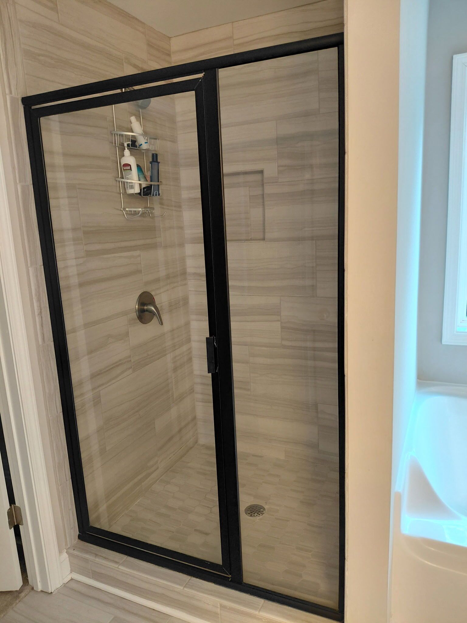 Een haardroger, handdoeken, zeep, toiletpapier