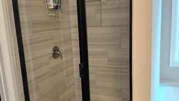 Een haardroger, handdoeken, zeep, toiletpapier