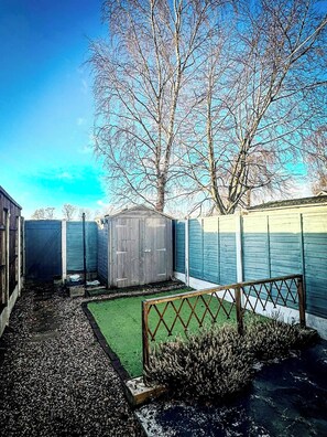 Property grounds - Worsley Gem - Stylish Modern 2-Bedroom Holiday Let (Worsley)