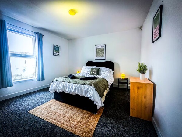 Iron/ironing board, WiFi, bed sheets - Worsley Gem - Stylish Modern 2-Bedroom Holiday Let (Worsley)