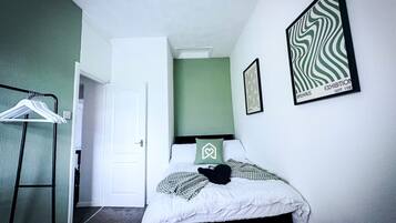 Iron/ironing board, WiFi, bed sheets