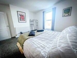 Iron/ironing board, WiFi, bed sheets - Worsley Gem - Stylish Modern 2-Bedroom Holiday Let (Worsley)