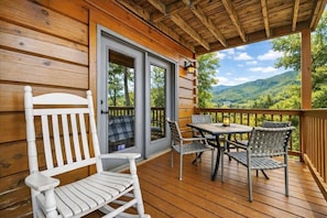Outdoor dining - Luxury Cabin 1000 ft to Gatlinburg + all amenities (Gatlinburg)