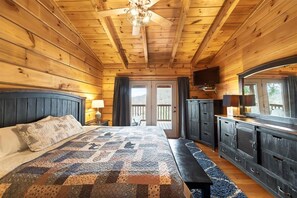 3 bedrooms, iron/ironing board, WiFi, bed sheets - Luxury Cabin 1000 ft to Gatlinburg + all amenities (Gatlinburg)