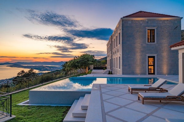 Genießen Sie den privaten, beheizten Infinity-Pool (50 m2) mit atemberaubendem Panorama-Meerblick.