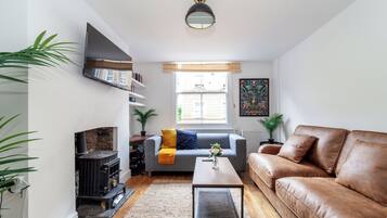 Appartamento Comfort, vista città | Area soggiorno | Smart TV 40 pollici con canali via cavo, Netflix, servizi in streaming