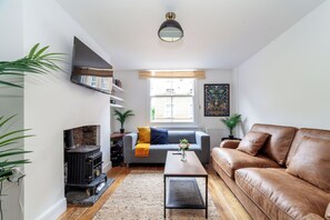 Comfort Apartment, City View | Living area | 40-inch Smart TV with cable channels, Netflix, streaming services - Whitecross Street Collection (London)