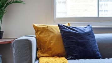 Appartement Confort, vue ville | Coin séjour | TV connectée de 40 pouces avec chaînes par câble, Netflix