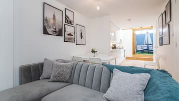 Appartamento Deluxe, vista città | Area soggiorno | Smart TV 40 pollici con canali via cavo, Netflix, servizi in streaming