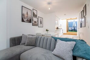 Deluxe Apartment, City View | Living area | 40-inch Smart TV with cable channels, Netflix, streaming services - Whitecross Street Collection (London)
