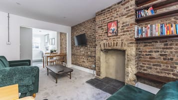 Traditional Apartment, City View | Living area | 40-inch Smart TV with cable channels, Netflix, streaming services