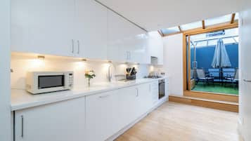 Deluxe Apartment, City View | Private kitchen | Full-size fridge, microwave, oven, stovetop