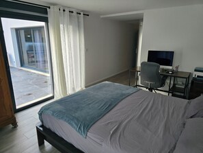 4 habitaciones, tabla de planchar con plancha y ropa de cama