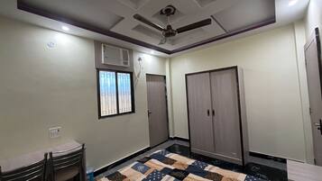 Quarto superior | Camas extras/dobráveis (sobretaxa), Wi-Fi de cortesia, roupa de cama