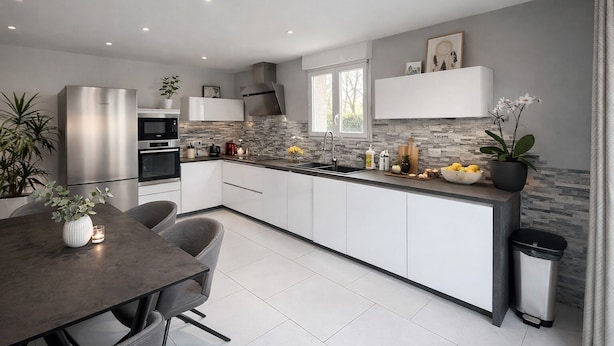 Una cocina moderna con armarios blancos, electrodomésticos de acero inoxidable y encimera gris.
