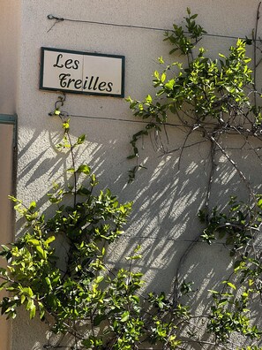 Exterior detail - Air-conditioned Mazet de Marius in the secure residence Les Jardins de Fontanille (Saint-Rémy-de-Provence)