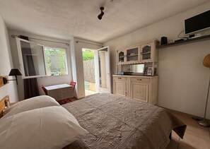 Iron/ironing board, free WiFi, bed sheets - Air-conditioned Mazet de Marius in the secure residence Les Jardins de Fontanille (Saint-Rémy-de-Provence)